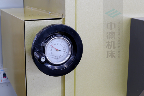 ZDG-632刀片間隙調(diào)節(jié)裝置，設(shè)置在機架前面，并有刻度顯示，調(diào)節(jié)方便.jpg