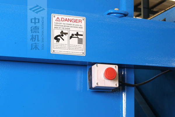 ZDSK-1632剪板機(jī)后部緊急停止按鈕，最大程度保障工人安全.jpg