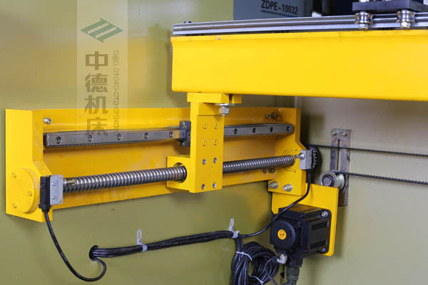 ZDPK-10032X軸配有滾珠絲桿及直線導(dǎo)軌，大功率伺服電機，鋼絲同步帶，能顯著提升X軸定位精度及速度
