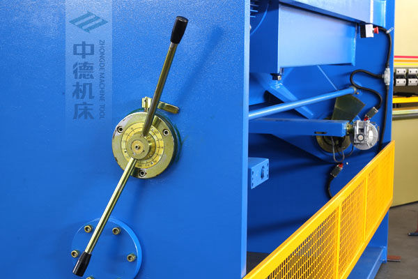 ZDS-1632剪板機刀片間隙手動調(diào)節(jié)器，刻度清淅，調(diào)節(jié)省力又簡便.jpg